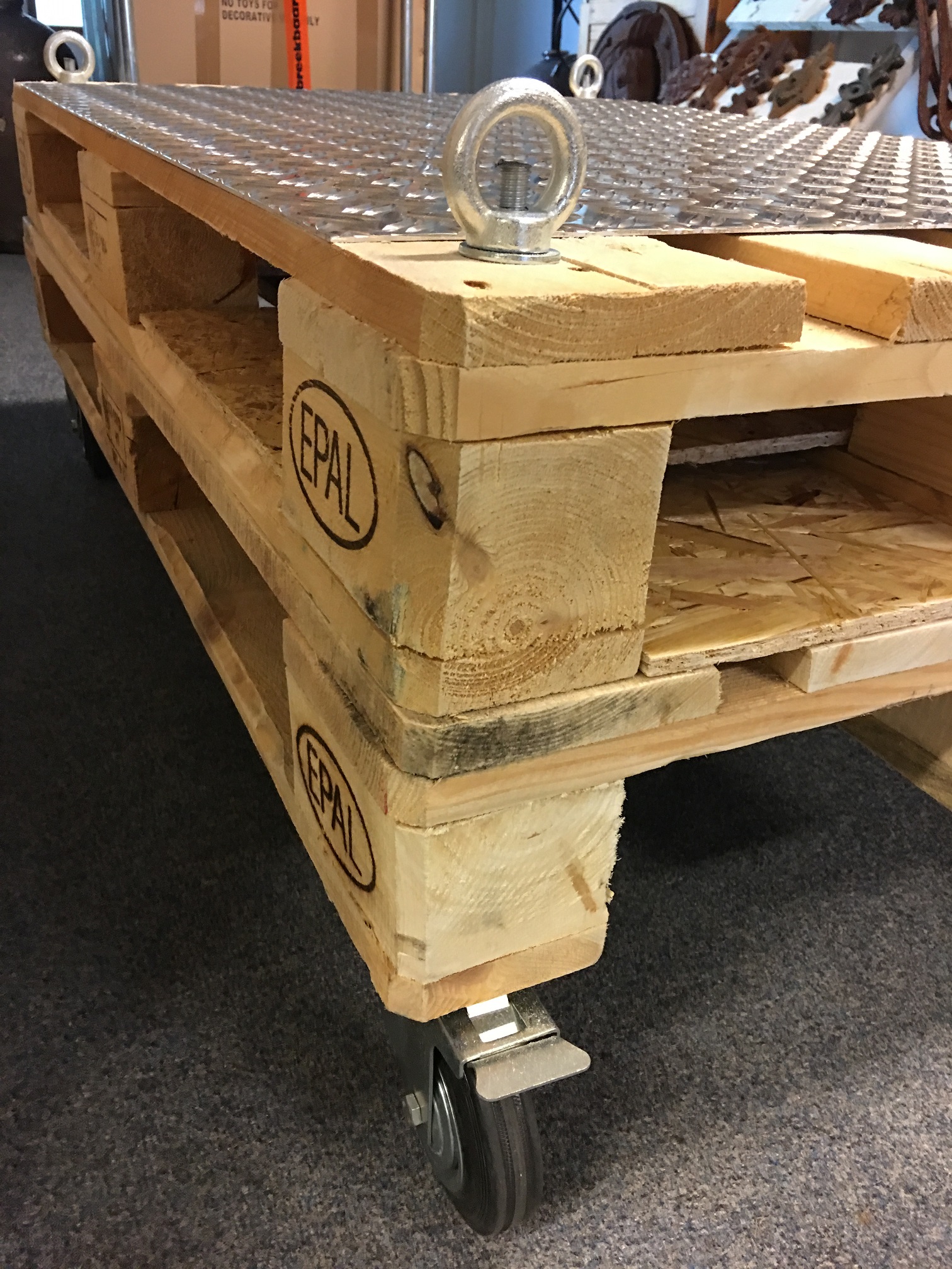 Prachtige pallethouten industriële tafel op 4 zwenkwielen met rem